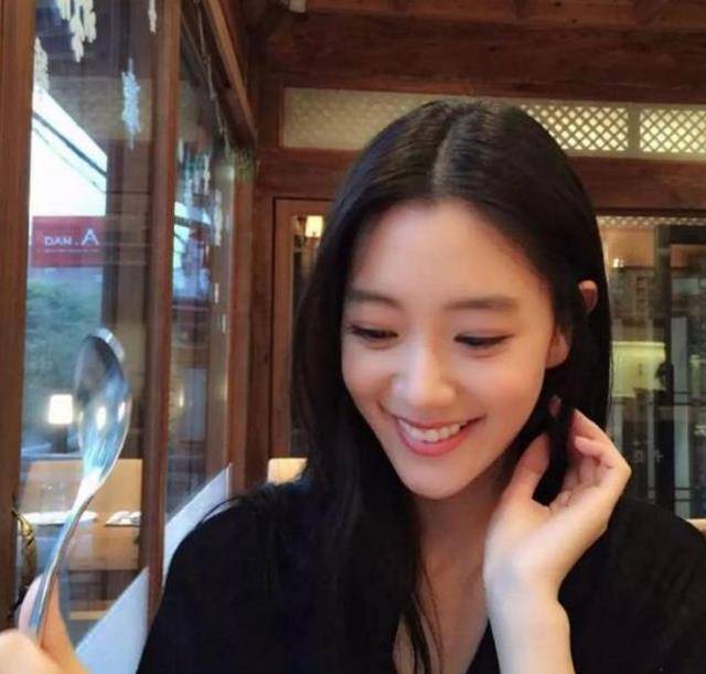 韩国女主播在线 雨伞下的秘密